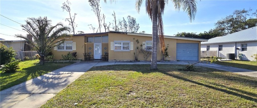 Priced to sell as-is! An adorable home with circular driveway & - Beach Home for sale in Vero Beach, Florida on Beachhouse.com