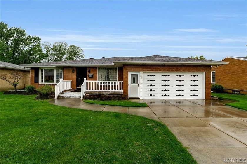 MUST SEE!!! Spacious, ALL BRICK ranch in Amherst; MOVE-IN READY - Beach Home for sale in Buffalo, New York on Beachhouse.com