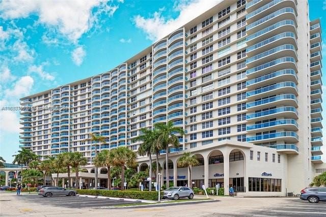 Beautiful spacious 1 bedroom, 1.5 bathroom condo. Enjoy the true - Beach Condo for sale in Hollywood, Florida on Beachhouse.com