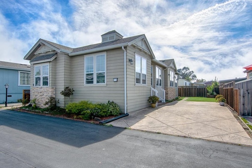 Welcome to Seacliff Park! Highly sought after coastal living - Beach Home for sale in Aptos, California on Beachhouse.com