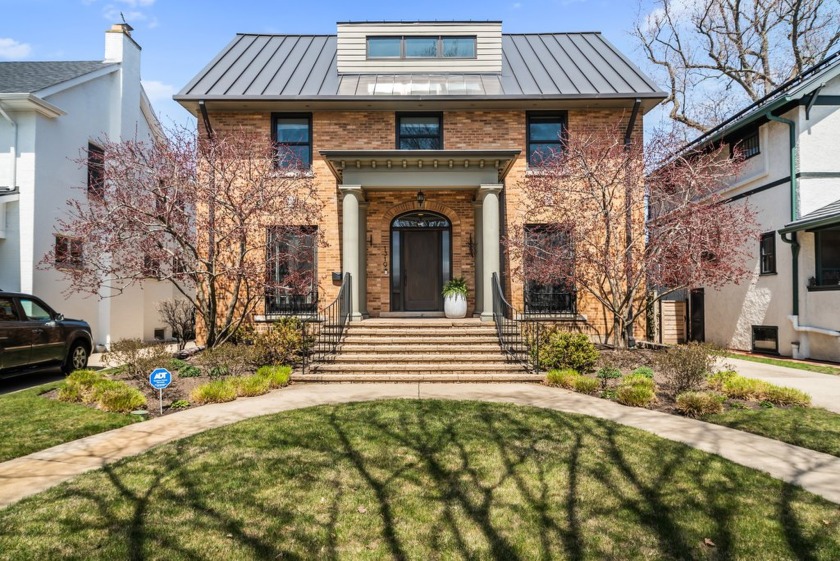 This stately, re-designed four-bedroom home with a guest house - Beach Home for sale in Evanston, Illinois on Beachhouse.com