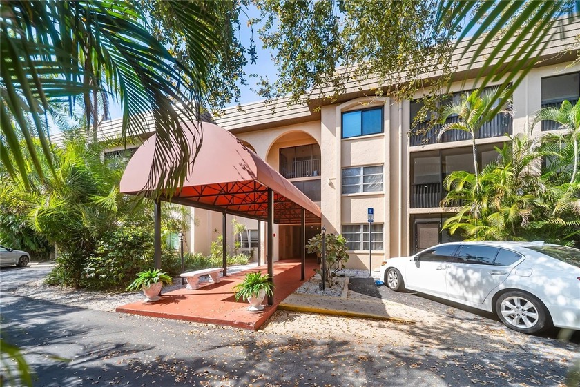 Welcome to your slice of Sarasota paradise! This vibrant - Beach Condo for sale in Sarasota, Florida on Beachhouse.com