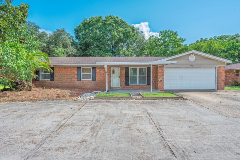 Welcome to this spacious Mary Esther home, perfectly situated - Beach Home for sale in Mary Esther, Florida on Beachhouse.com
