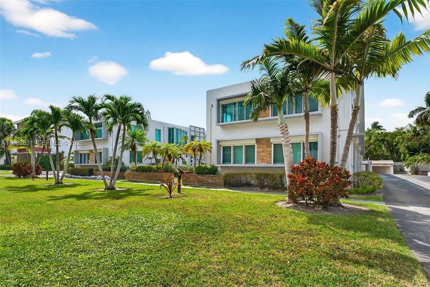 Beautifully renovated co-op residence in the heart of Bal - Beach Other for sale in Bal Harbour, Florida on Beachhouse.com