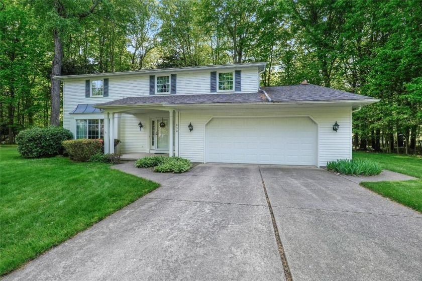 Beautifully maintained 5 bed 2.5 bath home sitting on a 1 acre - Beach Home for sale in Erie, Pennsylvania on Beachhouse.com