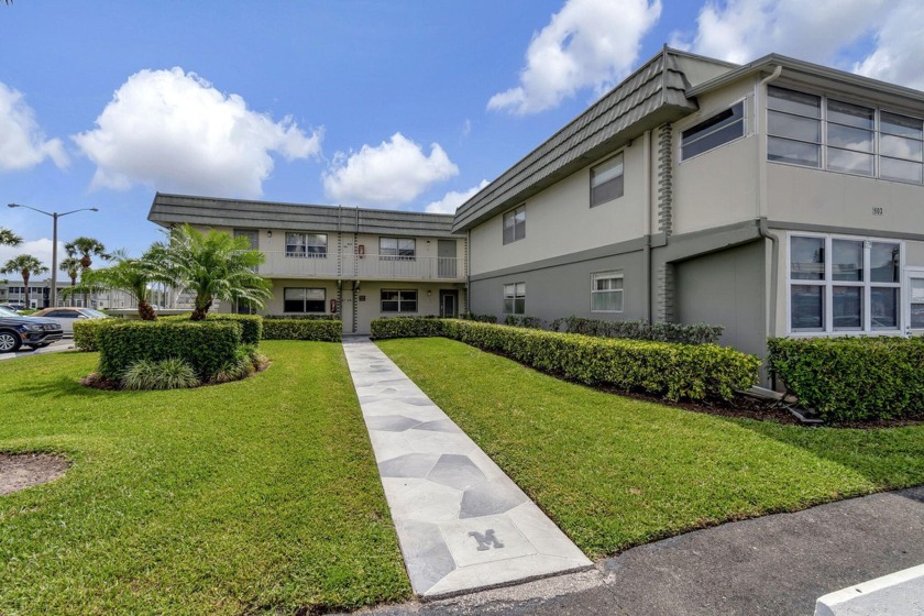 Totally turnkey, contemporary condominium in gated Kings Point - Beach Condo for sale in Delray Beach, Florida on Beachhouse.com