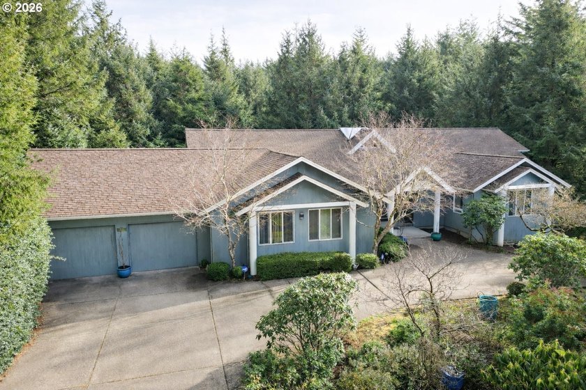 Spacious Pacific NW contemporary home with a Southern living - Beach Home for sale in Florence, Oregon on Beachhouse.com