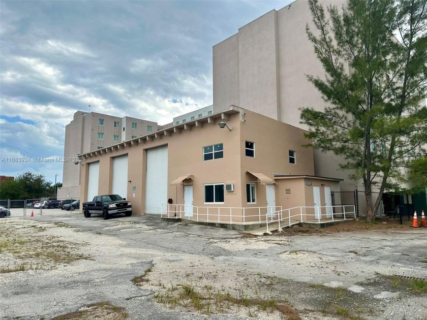 Incredible opportunity to purchase this lakefront property - Beach Commercial for sale in Miami, Florida on Beachhouse.com