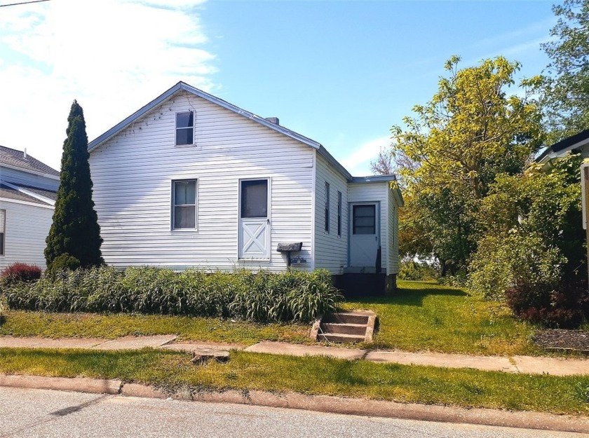 Wonderful bayfront location with views of the water. Great - Beach Home for sale in Erie, Pennsylvania on Beachhouse.com