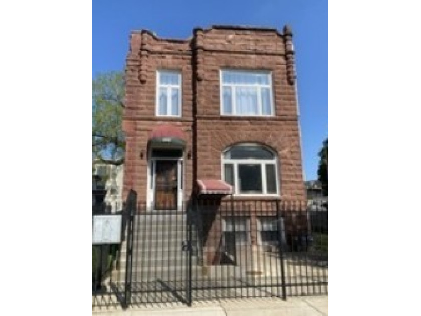 This beautifully updated main-level unit in a classic brownstone - Beach Home for sale in Chicago, Illinois on Beachhouse.com