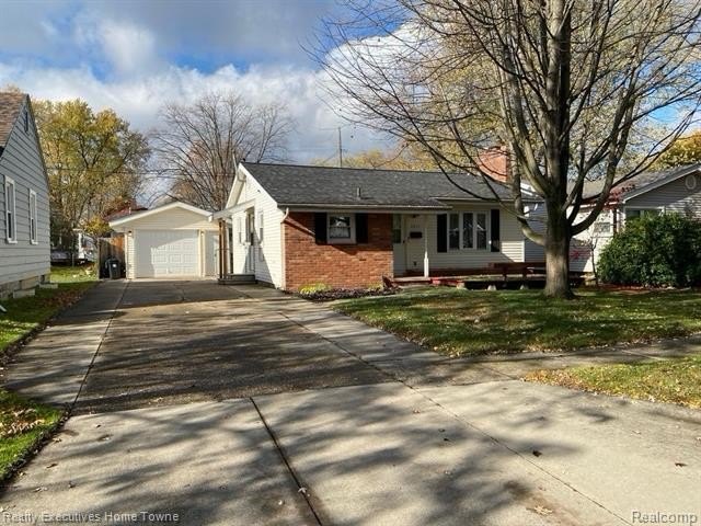 A very well maintained brick/vinyl ranch home in a quiet - Beach Home for sale in Port Huron, Michigan on Beachhouse.com