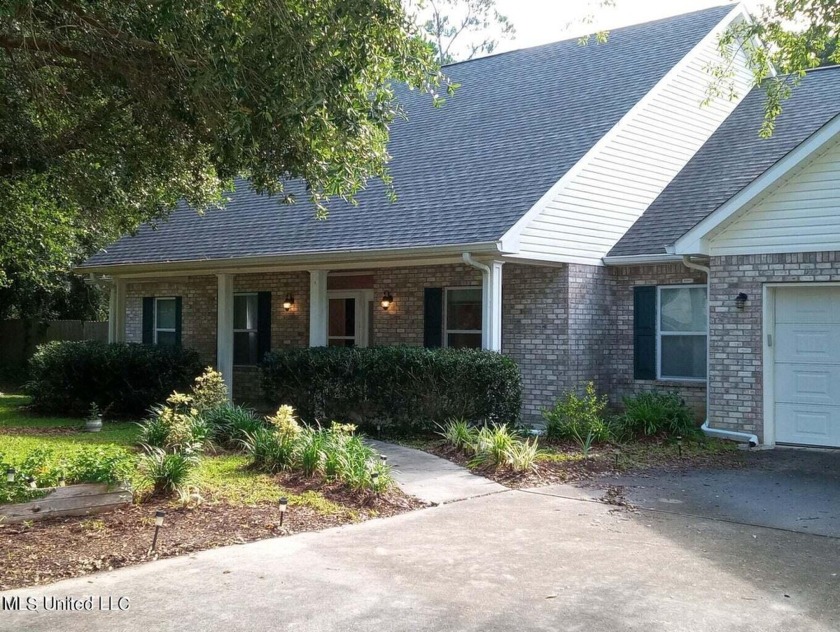 Elegant 3 Bedroom/bonus room/2.5 bath Cul-de-sac home in - Beach Home for sale in Long Beach, Mississippi on Beachhouse.com