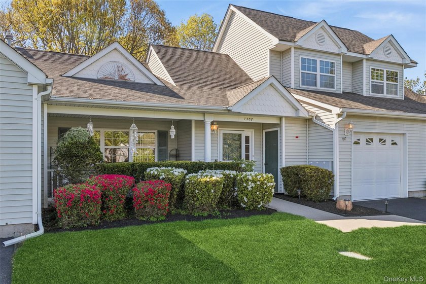 Impressive upgraded 2 bedroom, 2 1/2 bath condo located in - Beach Condo for sale in Riverhead, New York on Beachhouse.com