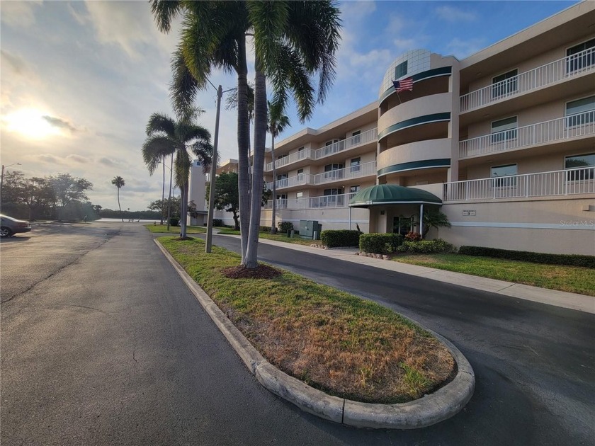 Under contract-accepting backup offers. Charming 2 bedroom 2 - Beach Condo for sale in St. Petersburg, Florida on Beachhouse.com