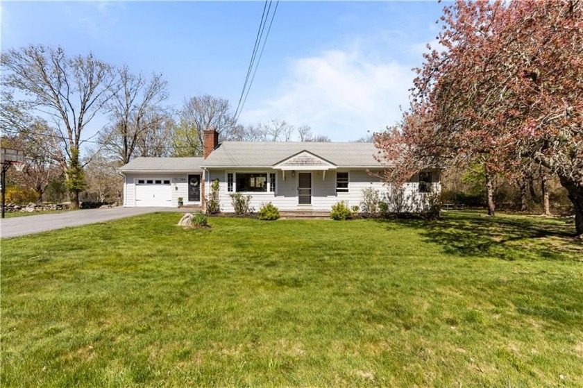 Charming ranch ideally situated near Adamsville, Little Compton - Beach Home for sale in Tiverton, Rhode Island on Beachhouse.com