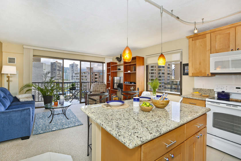 Bright Corner Condo wAC, WD, DW, Parking, Wi-Fi! Sleeps 4 - Beach Vacation Rentals in Honolulu, Hawaii on Beachhouse.com