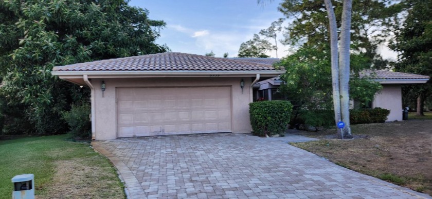 ATTENTION ALL INVESTORS!!! OPPORTUNITY awaits in this home that - Beach Home for sale in Palm Beach Gardens, Florida on Beachhouse.com