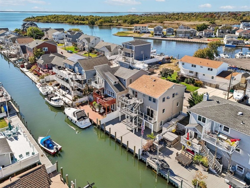 *Waterfront Dream Home with Spectacular Sunsets* Experience the - Beach Home for sale in Lindenhurst, New York on Beachhouse.com