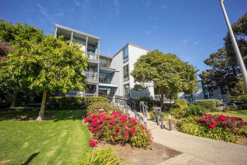 Step into this beautifully upgraded 3-bd, 2-ba condo in the - Beach Condo for sale in San Mateo, California on Beachhouse.com