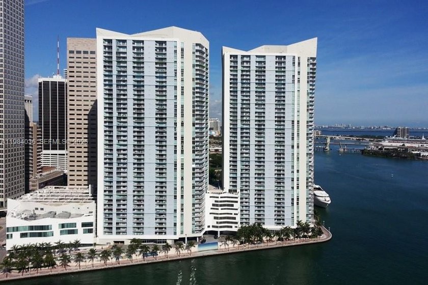 PANORAMIC VIEW OF BISCAYNE BAY AND BAYFRONT PARK IN A BEAUTIFUL - Beach Condo for sale in Miami, Florida on Beachhouse.com