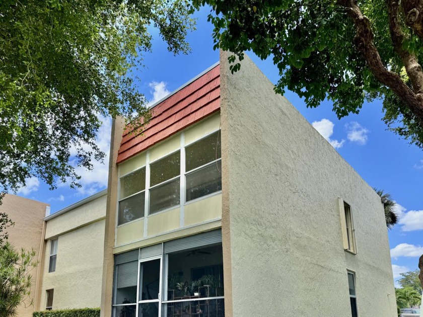 This 2 bedroom, 2 bathroom condo is located in desirable Lago - Beach Condo for sale in Delray Beach, Florida on Beachhouse.com