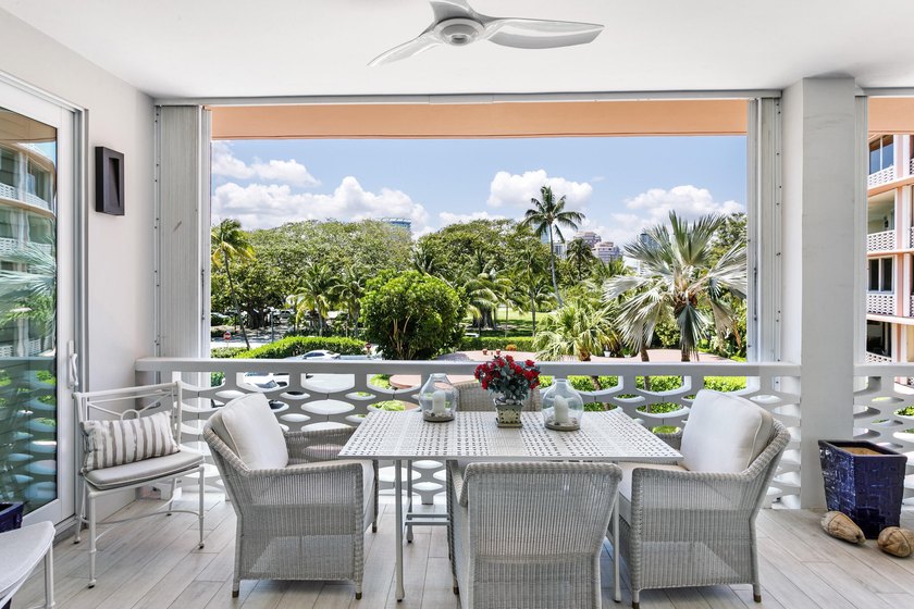 Completely renovated and spacious 2BR/2.5BA corner unit in the - Beach Condo for sale in Palm Beach, Florida on Beachhouse.com