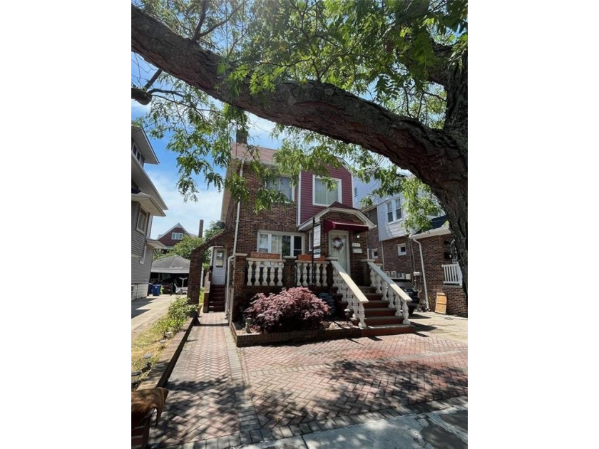 This is the one you were waiting for. Detached, brick, Belle - Beach Home for sale in Queens, New York on Beachhouse.com