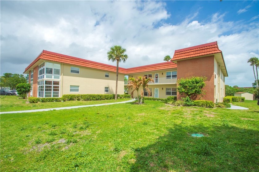 Every detail has been addressed in this fabulous condo. The - Beach Condo for sale in Vero Beach, Florida on Beachhouse.com
