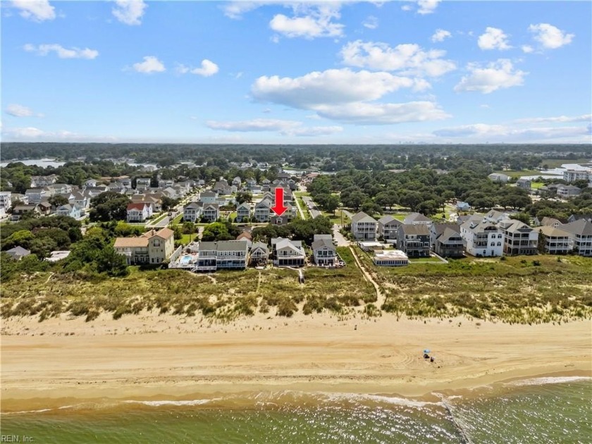 This beautifully updated 4-bedrm, 2.5-bathrm home offers - Beach Home for sale in Norfolk, Virginia on Beachhouse.com