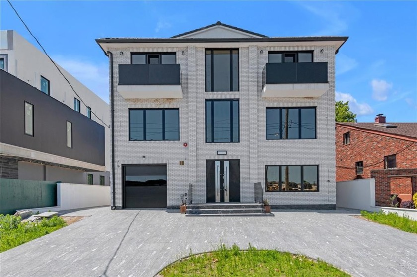 From Designer finishes to contemporary architecture.
This Mill - Beach Home for sale in Brooklyn, New York on Beachhouse.com