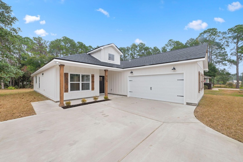 NO HOA, 5 minutes to Navarre Beach! This semi-custom home offers - Beach Home for sale in Navarre, Florida on Beachhouse.com