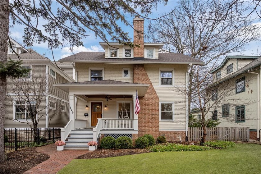 Beautiful home in East Wilmette! Perfectly located within - Beach Home for sale in Wilmette, Illinois on Beachhouse.com