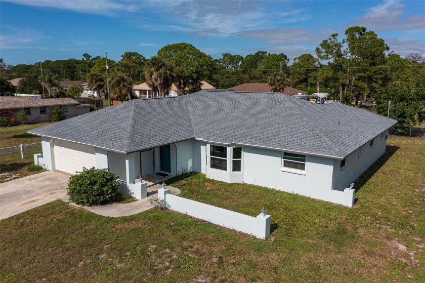 INVESTOR OPPORTUNITY! NEEDS TLC! BRING OFFERS! GREAT LOCATION IN - Beach Home for sale in Englewood, Florida on Beachhouse.com