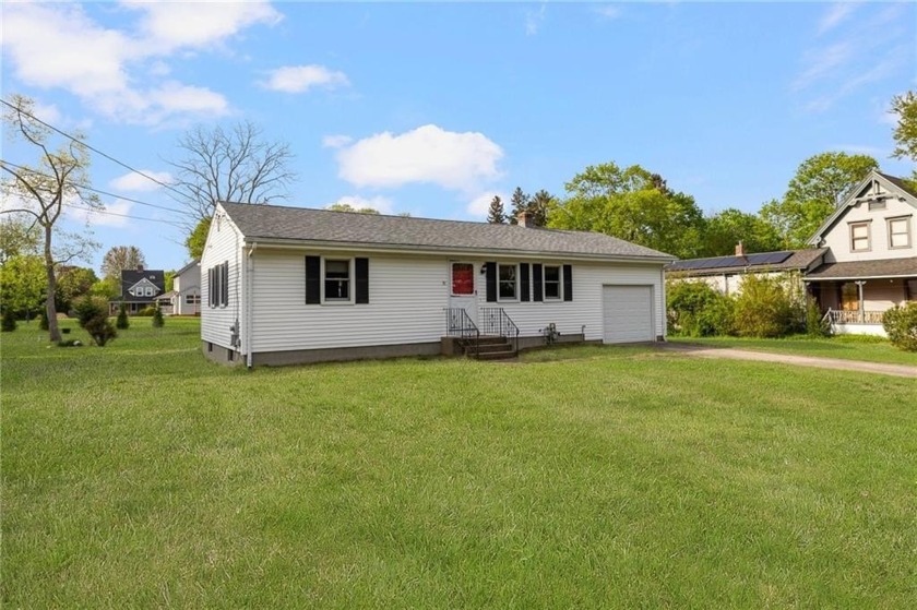 This impeccably maintained 2-bedroom, 1-bath ranch is located in - Beach Home for sale in Warwick, Rhode Island on Beachhouse.com