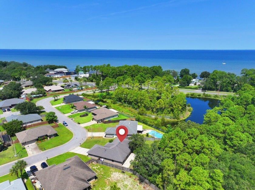 This is the perfect family home that is move in ready! The - Beach Home for sale in Gulf Breeze, Florida on Beachhouse.com