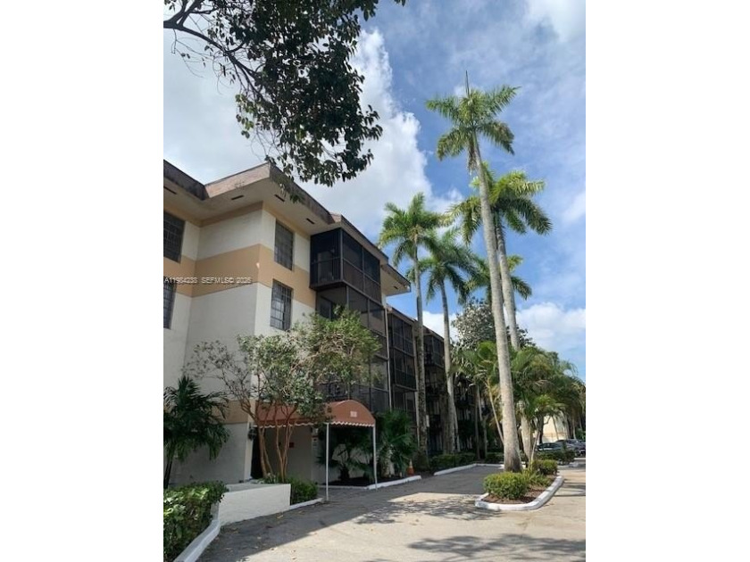 Great value in a prime Inverwood location! This spacious 2-bed - Beach Condo for sale in Lauderhill, Florida on Beachhouse.com