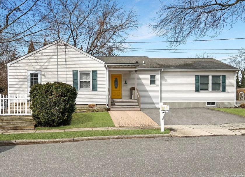 Welcome to this beautiful, expanded ranch home, located on a - Beach Home for sale in Northport, New York on Beachhouse.com