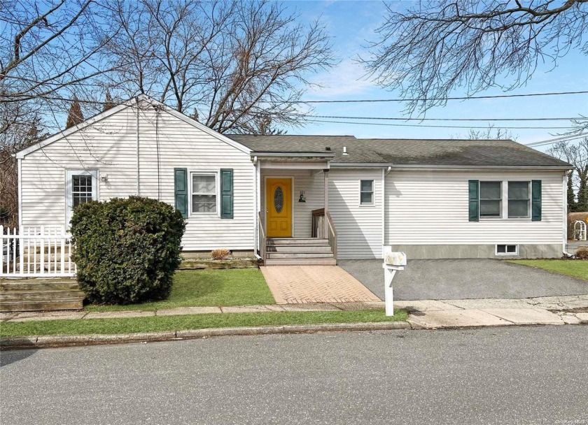 Welcome to this beautiful, expanded ranch home, located on a - Beach Home for sale in Huntington, New York on Beachhouse.com