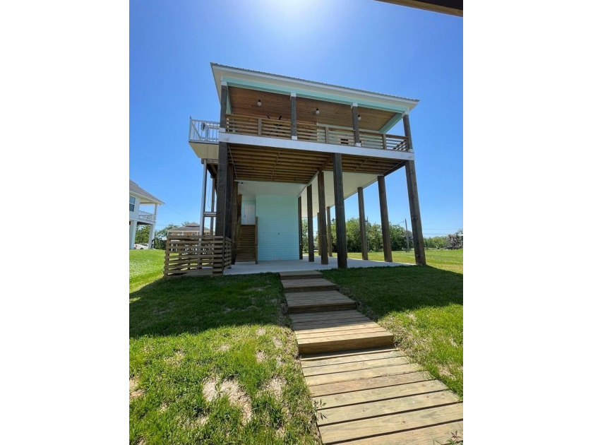 CUSTOM BUILT LUXURY HOME! This beautiful 4br 2.5 bath home on - Beach Home for sale in Bay Saint Louis, Mississippi on Beachhouse.com