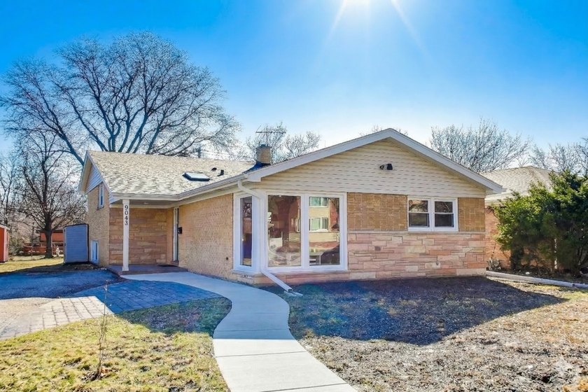 Beautifully updated split-level home in the heart of Devonshire - Beach Home for sale in Skokie, Illinois on Beachhouse.com