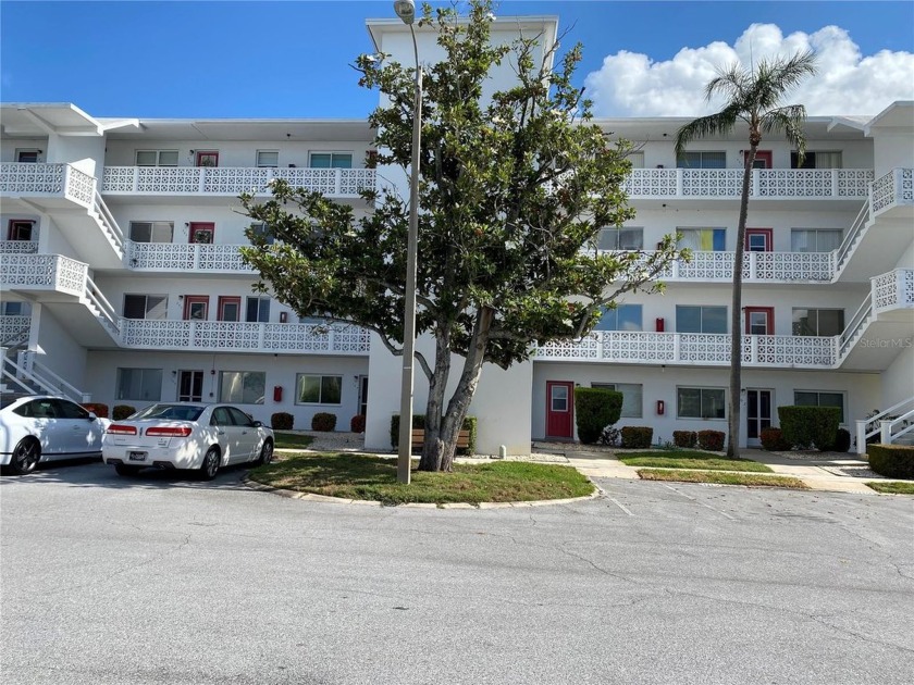 MOVE IN READY AT BEAUTIFUL SEMINOLE GARDENS. 2 BEDROOM , 2 BATH - Beach Home for sale in Seminole, Florida on Beachhouse.com