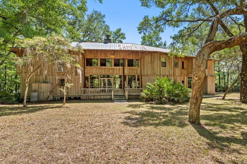 STUNNING HOME ON THE SUWANNEE RIVER! 4/2.5 two story home with - Beach Home for sale in Old Town, Florida on Beachhouse.com