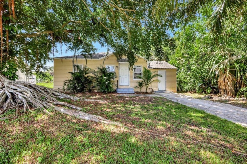 Centrally located, close to major roadways, short drive to the - Beach Home for sale in West Palm Beach, Florida on Beachhouse.com