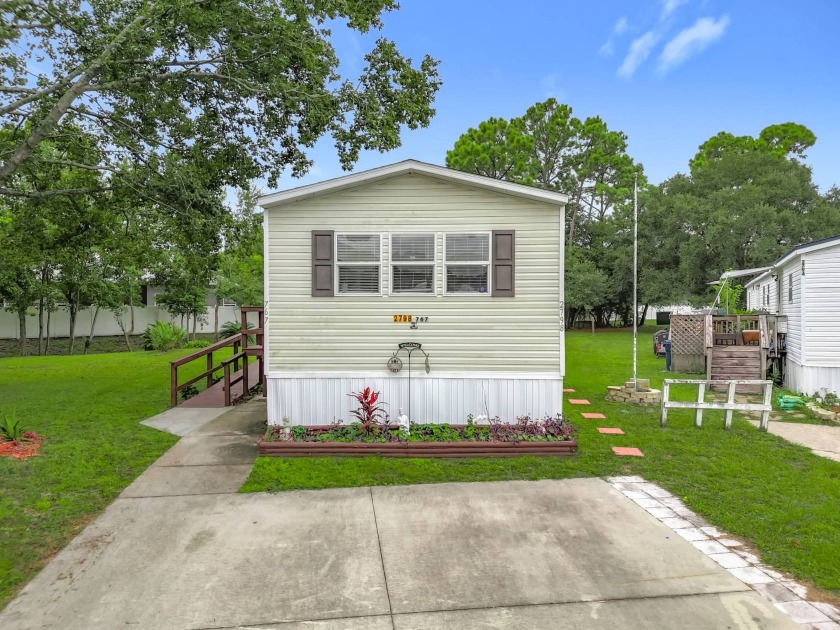 (Espanol a continuacion) This gorgeous 2019 single-wide is - Beach Home for sale in Jacksonville Beach, Florida on Beachhouse.com