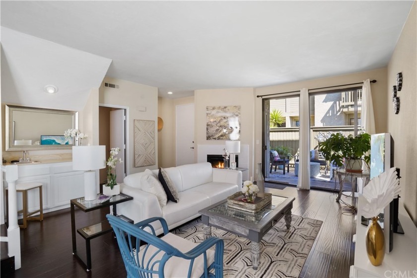 Have you been looking for a quiet home in Redondo Beach? This 3 - Beach Townhome/Townhouse for sale in Redondo Beach, California on Beachhouse.com