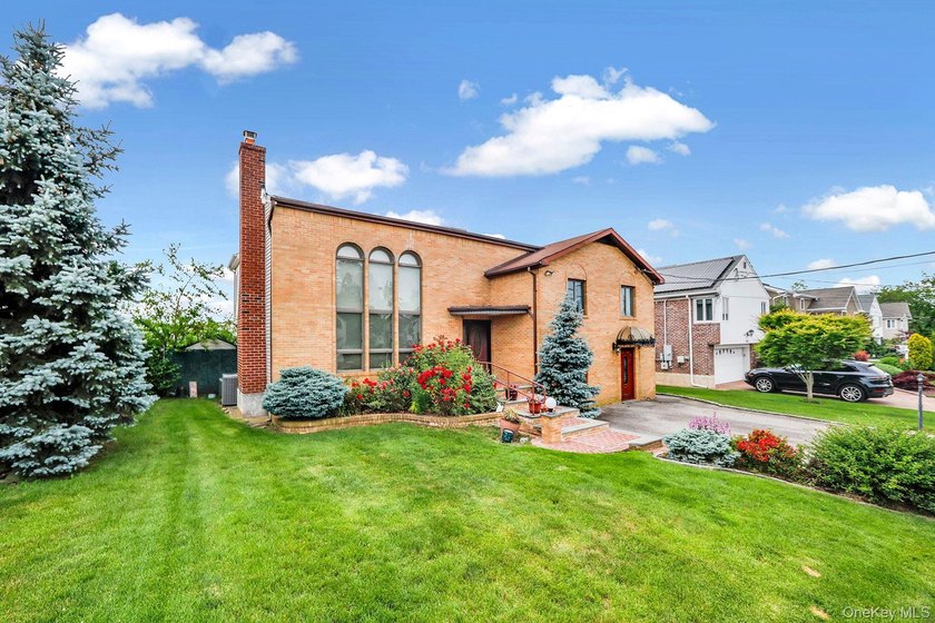 Welcome to the spacious split-level House in Oceanside located - Beach Home for sale in Oceanside, New York on Beachhouse.com