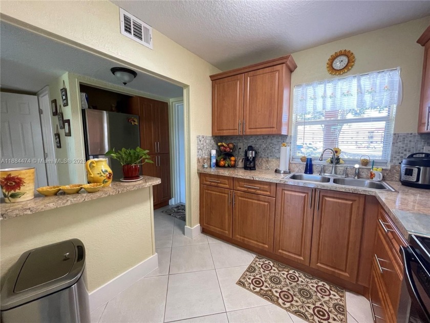 Beautiful and completely remodeled one bedroom in na 55+ - Beach Condo for sale in Sunrise, Florida on Beachhouse.com