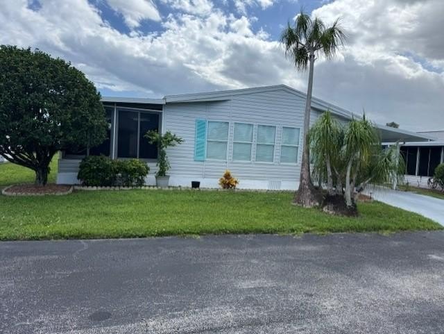 This large home is a 2 bedroom 2 bath with an enclosed lanai and - Beach Home for sale in Boynton Beach, Florida on Beachhouse.com