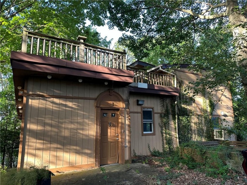 A very private home, sitting on top of a hill, surrounded by - Beach Home for sale in Brooklyn, New York on Beachhouse.com