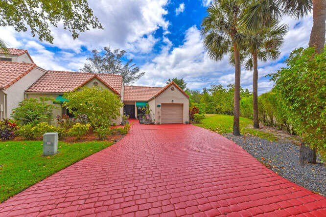 This stunning 3-bedroom, 2 1/2 bath corner villa offers a - Beach Home for sale in Boca Raton, Florida on Beachhouse.com